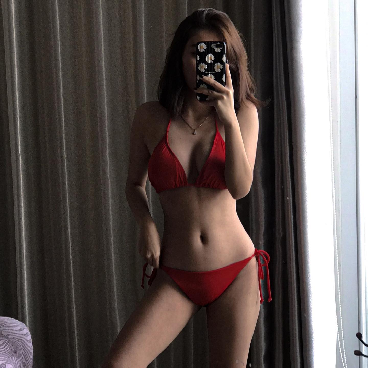 Vẻ đẹp quyến rũ của Linh Chi trong bộ bikini.